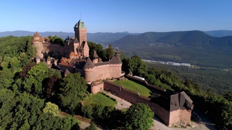 Auf ungefähr 750 Metern Höhe thront die Hohkönigsburg über dem Elsass. Im Laufe ihrer bewegten Geschichte hatte die Anlage, die ursprünglich aus dem 12. Jahrhundert stammt, einflussreiche Besitzer. – Bild: Pascal Richter