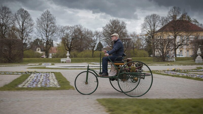Bei den Dreharbeiten steuerte „Terra X“ – Moderator Harald Lesch selbst einen originalgetreuen und voll funktionsfähigen Nachbau des Patent-Motorwagens. – Bild: ZDF und Hans Jakobi./​Hans Jakobi