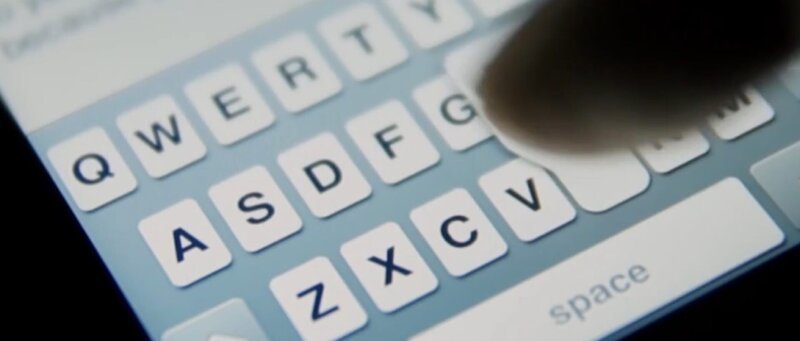 Die Smartphone-Tastatur, auf welcher alle Nachrichten geschrieben werden. – Bild: ZDF und Doug Hartington./​Doug Hartington