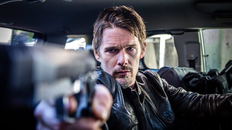 Ex-Söldner Travis Conrad (Ethan Hawke) nimmt noch einmal einen Auftrag an – mit fatalen Folgen. – Bild: ZDF und Coco Van Oppens./​Coco Van Oppens