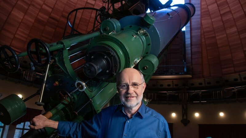 Die Weiten des Universums scheinen grenzenlos, unser Verstand aber kann Unendlichkeit nicht erfassen. Gibt es vielleicht doch eine Grenze? Harald Lesch wagt den Blick zum Rand der Welt. – Bild: Claudius Pflug