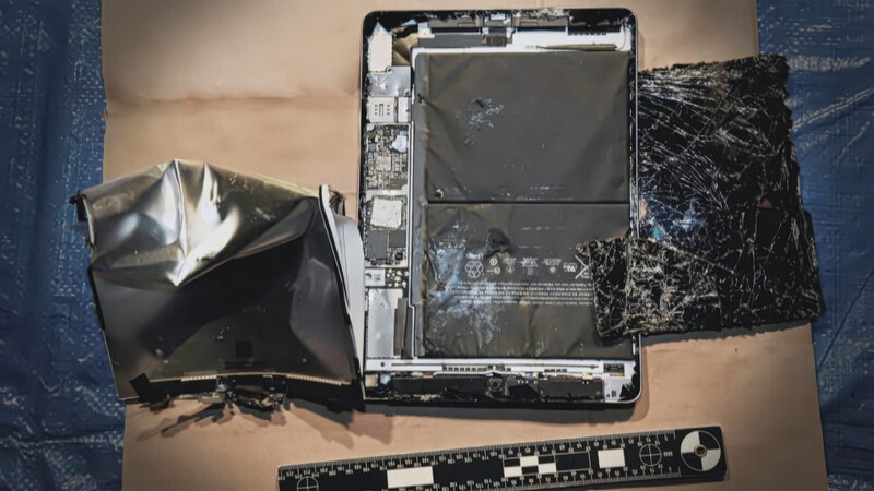 Vor seiner Verhaftung zerstört Teixeira seine elektronischen Geräte, um Beweise zu vernichten. – Bild: ZDF/FRONTLINE (PBS) Vor seiner Verhaftung zerstört Teixeira seine elektronischen Geräte, um Beweise zu vernichten. – Bild: ZDF/FRONTLINE (PBS)
