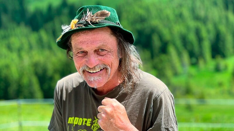 Der ehemalige Skiakrobat Karl ist im Allgäu als außergewöhnlicher Hüttenwirt und Musiker bekannt. – Bild: BR/​Kathrin Schneider