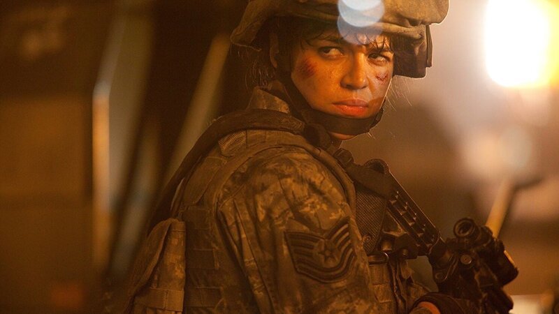 Unfreundlich gesinnte Aliens überfallen die Erde und wollen sie ausrotten. Da erhält Staff Sergeant Michael Nantz das Kommando über einen kleinen Trupp Marines (Michelle Rodriguez), der hinter den feindlichen Linien im völlig zerstörten Santa Monica nach Überlebenden suchen soll. Ihm bleibt nicht viel Zeit, weil die Air Force mit B52-Bombern die Gegend großflächig unter Beschuss nehmen will … – Bild: Unknown Unfreundlich gesinnte Aliens überfallen die Erde und wollen sie ausrotten. Da erhält Staff Sergeant Michael Nantz das Kommando über einen kleinen Trupp Marines (Michelle Rodriguez), der hinter den feindlichen Linien im völlig zerstörten Santa Monica nach Überlebenden suchen soll. Ihm bleibt nicht viel Zeit, weil die Air Force mit B52-Bombern die Gegend großflächig unter Beschuss nehmen will … – Bild: Unknown
