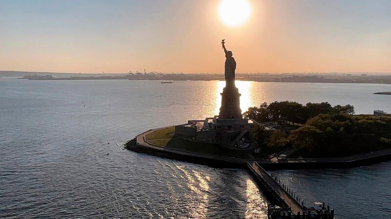 Blick auf die Freiheitsstatue im Gegenlicht. – Bild: phoenix/ZDF/Johannes Hano Blick auf die Freiheitsstatue im Gegenlicht. – Bild: phoenix/ZDF/Johannes Hano