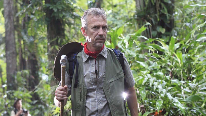 Ornithologe Marc Talbot (Richard Huw) ist mit einer Gruppe im Dschungel von Sainte Marie unterwegs, um einen seltenen Papagei zu beobachten. Kurze Zeit später wird er erstochen aufgefunden. – Bild: ZDF und Denis Guyenon