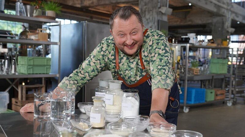 Sebastian Lege deckt die Tricks von Mondelez auf, einem Giganten der Lebensmittelindustrie. Der Produktentwickler zeigt wie bei Philadelphia, Tassimo, Oreo und Milka an guten Zutaten gespart wird. Er baut beliebte Produkte nach und erzählt die Geschichte des Konzerns nach. – Bild: ZDFinfo