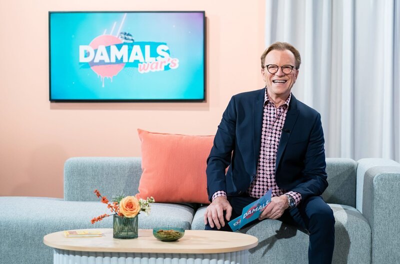 Moderator Wolfgang Lippert im Damals war’s – Studio; MDR FERNSEHEN DAMALS WAR’S SPEZIAL – 50 JAHRE STADTHALLE CHEMNITZ, am Sonntag (06.10.24) um 20:15 Uhr. Moderator Wolfgang Lippert im Damals war’s – Studio © MDR/​Tom Schulze, honorarfrei – Verwendung gemäß der AGB im engen inhaltlichen, redaktionellen Zusammenhang mit genannter MDR-Sendung bei Nennung „Bild: MDR/​Tom Schulze“ (S2+). MDR/​HA Kommunikation, 04360 Leipzig, Tel: (0341) 300 6477 oder – 6463 – Bild: MDR/​Tom Schulze