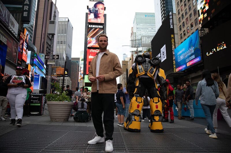 „Terra X“-Moderator Leon Windscheid erkundet die Geheimnisse und die Geschichte von New York. – Bild: ZDF und Florian Breier./​Florian Breier