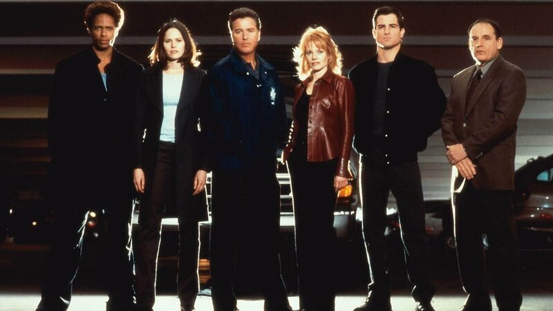 Gil Grissom (William Petersen, M.l.) und sein starkes Team (v.l.): Warrick (Gary Dourdan), Sara (Jorja Fox), Gil Grissom (William Petersen, Catherine (Marg Helgenberger), Nick (George Eads) und Captain Jim Brass (Paul Guilfoyle). – Bild: TVNOW /​ CBS
