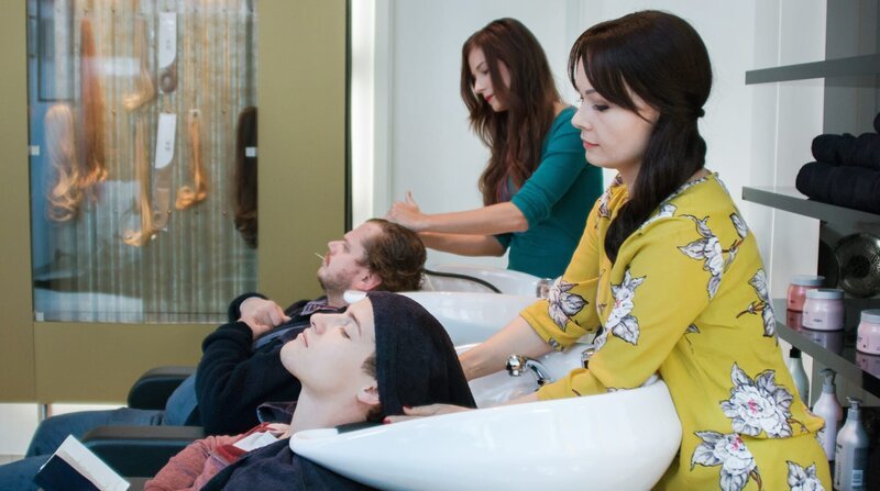 Das Raubein Ole (David Simon) und Lüthi (Juri Raphael Senft) lassen sich im Beauty-Salon herrichten. – Bild: ZDF und ARD Degeto/​George Cifteli.