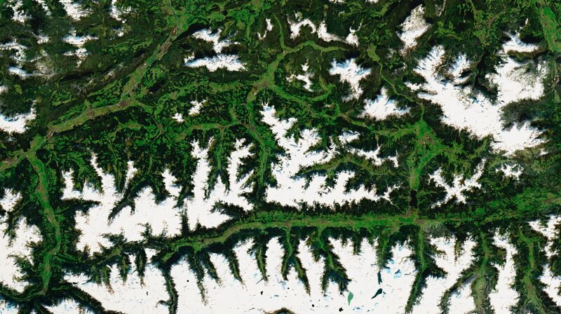 Satellitenbild der Alpen. – Bild: WDR/​European Space Agency