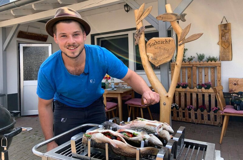 Kevin Pommerenke von der Fischzucht Wetterfeld. – Bild: HR/Mathias Münch Kevin Pommerenke von der Fischzucht Wetterfeld. – Bild: HR/Mathias Münch