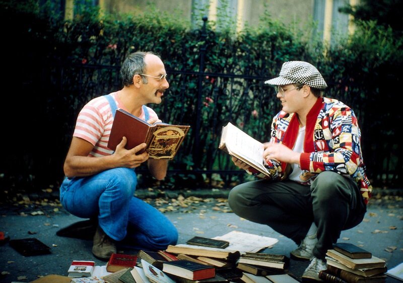 Peter Lustig (l.) sucht in vielen Büchern eine schöne Geschichte. – Bild: ZDF und Studio-TV./​Studio-TV