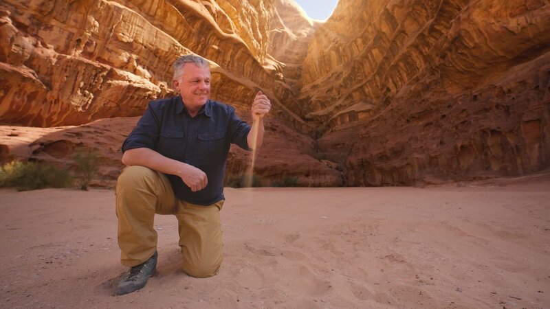 Der Geologe Colin Devey ist in der jordanischen Wüste, wo er nach Kupfer und anderen Elementen für den klimaneutralen Umbau unserer Wirtschaft sucht. – Bild: ZDF und Ole Gurr./​Ole Gurr
