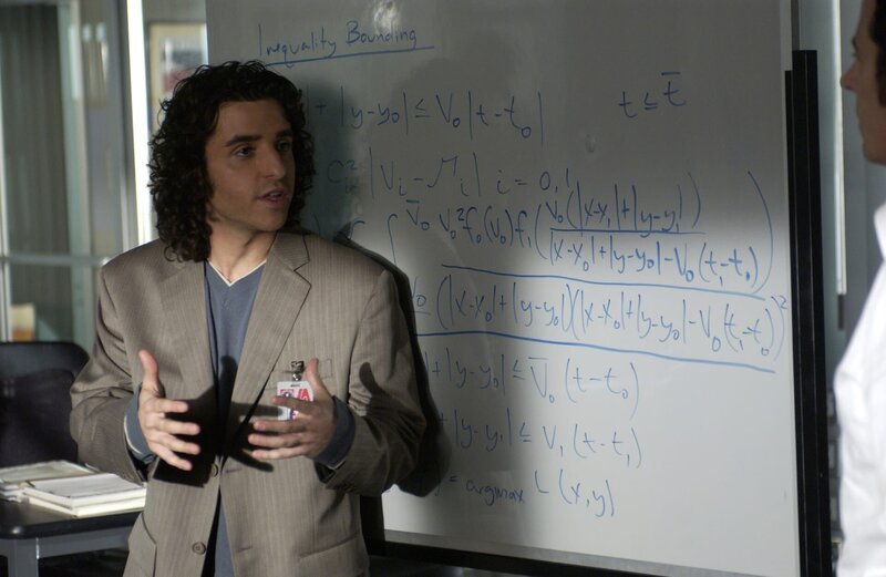 Anhand der Video-Bilder und Charlies (David Krumholtz) Berechnungen gehen die Ermittler davon aus, dass Schane ein anderes Motiv hatte, als es den Anschein gehabt hat … – Bild: Paramount Network Television Lizenzbild frei