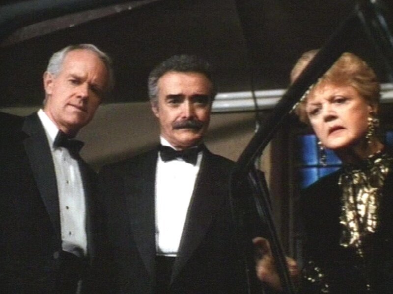 Drew Borden (Mike Farrell, li.), Porter Finley (John Casidine) und Jessica (Angela Lansbury) entdecken einen ermordeten Hausangestellten in der Garage. – Bild: Warner TV Serie