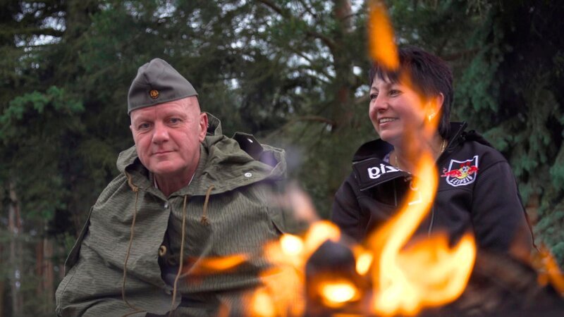 Grenzer Mirko Busch am Lagerfeuer in Arendsee. – Bild: MDR/​414films