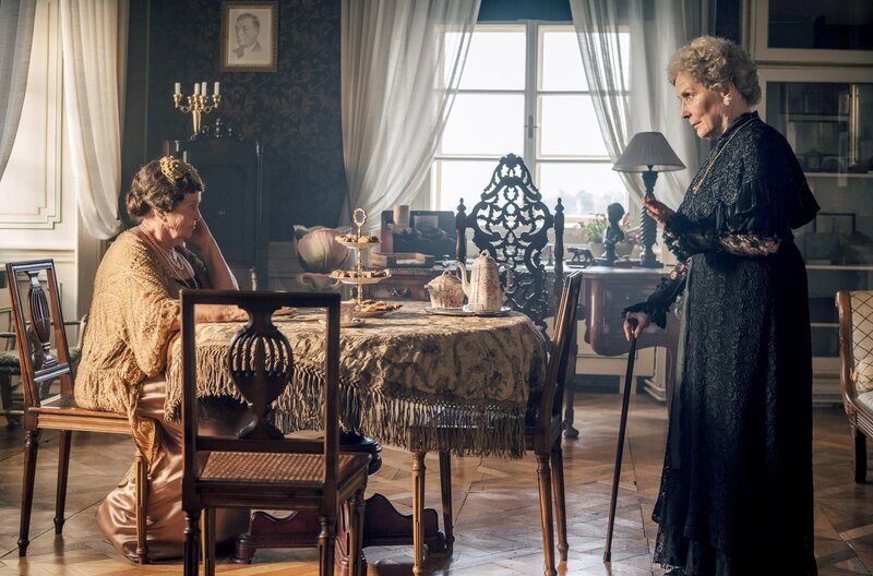 Kaiserspiel in Versailles – Bild: Stanislav Honzík /​ Auf Schloss Arenenberg in der Schweiz treffen sich Eugénie de Montijo (Marie Anne Fliegel, li.), die Witwe Kaiser Napoleons, und Luise von Baden (Petra Kelling, re.), Tochter von Kaiser Wilhelm I.