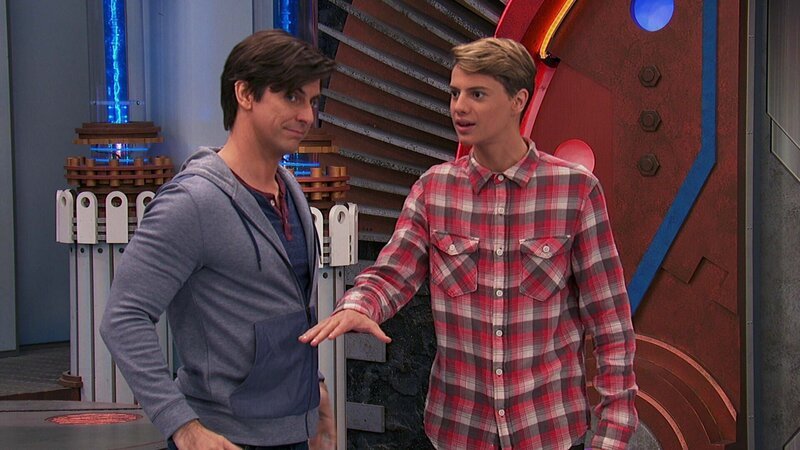 L-R: Captain Man /​ Ray Manchester (Cooper Barnes), Henry Hart (Jace Norman) – Bild: ViacomCBS