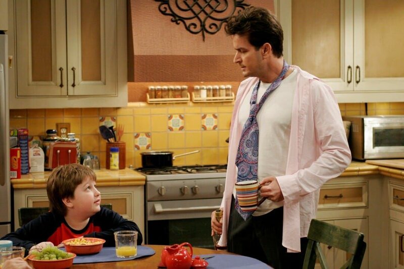 Da Mia ein striktes Programm für Charlie (Charlie Sheen, r.) zusammengestellt hat, sieht er sich gezwungen seiner Leidenschaft für Bier und kubanischen Zigarren heimlich in der Garage nachzugehen, wo er prompt von seinem Neffen Jake (Angus T. Jones, l.) und seiner Haushälterin Berta erwischt wird … – Bild: Turner /​ © Warner Bros. Entertainment Inc.