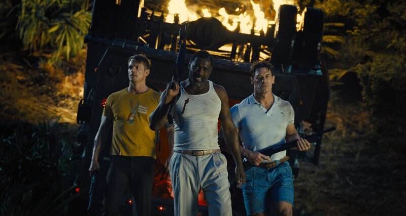 L – R: Colonel Rick Flag (Joel Kinnaman), Bloodsport (Idris Elba), Peacemaker (John Cena) – Bild: Warner Bros. France L – R: Colonel Rick Flag (Joel Kinnaman), Bloodsport (Idris Elba), Peacemaker (John Cena) – Bild: Warner Bros. France