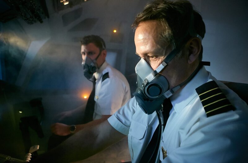 REENACTMENT- Der Erste Offizier Matthew Bell (gespielt von Cody Ray Thompson) setzt seine Sauerstoffmaske auf, während sich Kapitän Doug Lampe (gespielt von Jonathan Purdon) auf das Fliegen des Flugzeugs konzentriert, nachdem an Bord von UPS Flug 6 ein Feuer ausgebrochen ist (Cineflix International Media/​Ian Watson). – Bild: PLURIMEDIA (Cineflix International Media/​Ian Watson)