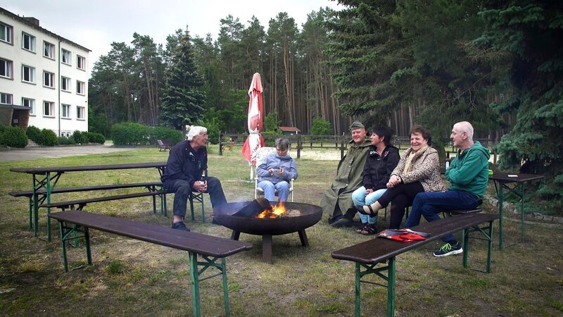 Die Grenzer am Lagerfeuer in Arendsee – Bild: MDR/414films Die Grenzer am Lagerfeuer in Arendsee – Bild: MDR/414films