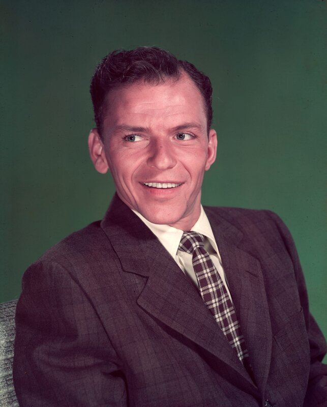 27th May 1949: A formal portrait of American crooner and actor Frank Sinatra (1915 – 1998) (Photo by Keystone/​Getty Images) – Bild: Hulton Archive /​ Keystone /​ Getty Images