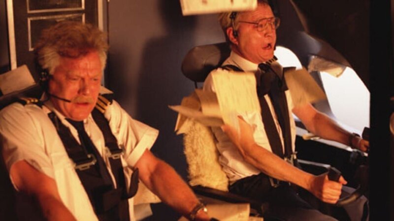 Am 7. Dezember 1987 ist der Flug 1771 der Pacific Southwest Airlines auf dem Weg von Los Angeles nach San Francisco. Das Flugzeug gerät in ein paar leichte, ungefährliche Turbulenzen. Ansonsten läuft alles nach Plan. Da hören die Piloten plötzlich Schüsse aus dem Passagierraum. Sie melden den Zwischenfall, und wenige Augenblicke später stürzt die Maschine ab. Wie ein Stein fällt sie vom Himmel in ein abgelegenes Feld. Alle 43 Menschen an Bord kommen ums Leben. – Bild: port.hu