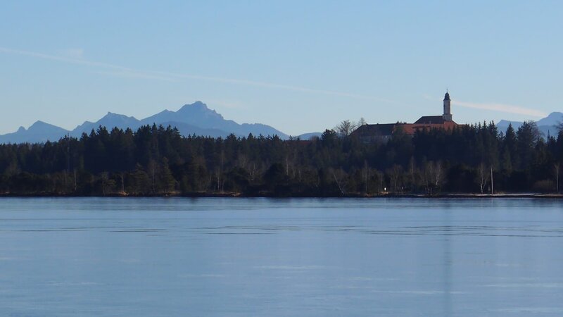 Winter am Kirchsee mit Bilck auf das Kloster Reutberg. – Bild: BR/​Andrea Rüthlein