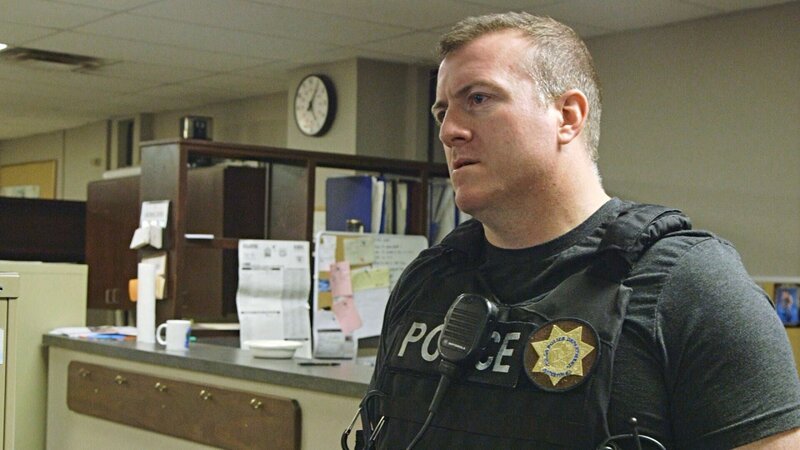 Der Polizist steht – Bild: Crime + Investigation /​ A+E Networks