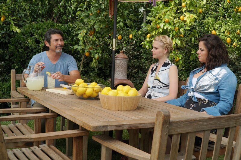 (v.l.n.r.) Lou Diamond Phillips (Lou Diamond Phillips); Becca (Janet Varney); Lindsay (Kether Donohue) – Bild: ProSiebenSat.1 Media SE