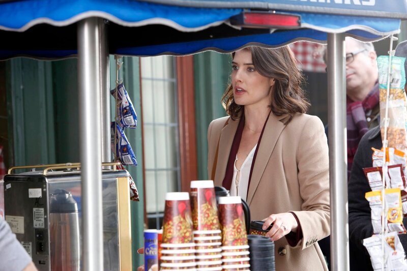 Muss sich an die Macht eines Verlobungsrings gewöhnen: Robin (Cobie Smulders) … – Bild: Cliff Lipson /​ CBS /​ CBS ENTERTAINMENT /​ © 2011 CBS Broadcasting, Inc. All Rights Reserved.