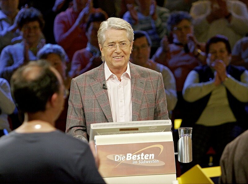 S+DWESTRUNDFUNK DIE BESTEN IM S+DWESTEN, Quiz mit Frank Elstner, mit je einem Kandidaten aus den drei BundeslSndern Baden-WYrttemberg, Saarland und Rheinland-Pfalz mit Fragen rund um die Region SYdwesten, jeweils mittwochs um 22:00 Uhr im SWR Fernsehen. Moderator Frank Elstner. © SWR/​Gitzinger – honorarfrei, Verwendung nur im Zusammenhang mit o.g. Sendung bei Nennung: „Bild: SWR/​Gitzinger“ (S 2). SWR-Pressestelle/​Fotoredaktion, Tel. 07221/​929–2287,-3852 oder Fax-2059. – Bild: Credit: SWR/​Wolfgang Gitzinger, Source: SWR-Pressestelle,
