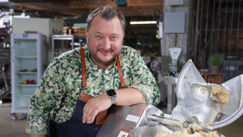 Sebastian Lege deckt die Tricks von Unilever auf. Langnese, Pfanni oder Knorr – alles Marken des Großkonzerns. Was steckt wirklich in den Produkten? Produktentwickler Lege baut die berühmten Lebensmittel nach. – Bild: ZDF und Lars Doering./​Lars Doering