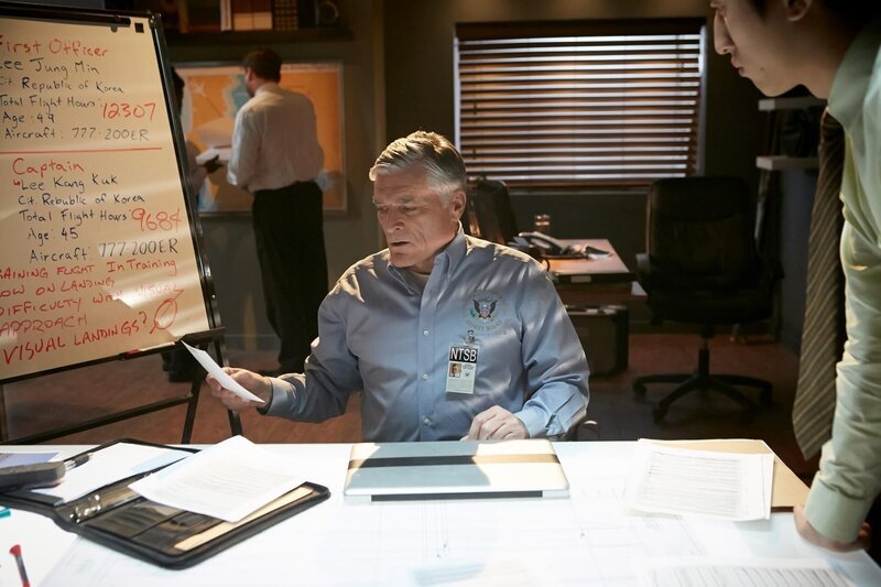 REENACTMENT – NTSB-Ermittler Roger Cox (gespielt von Chris Gillet) prüft Dokumente, die wichtige Hinweise auf die Ursache des Absturzes von Asiana-Flug 214 auf dem Flughafen von San Francisco enthalten könnten. – Bild: PLURIMEDIA (Cineflix International Media/​Ian Watson)