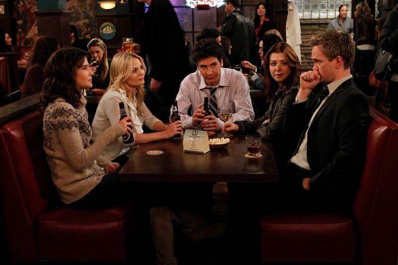 Zoey (Jennifer Morrison, 2.v.l.) verschafft Ted (Josh Radnor, M.) ein Date mit ihrer Cousine. Doch als Barney (Neil Patrick Harris, r.), Lily (Alyson Hannigan, 2.v.r.) und Robin (Cobie Smulders, l.) mitbekommen, wie naiv sie ist nennen sie nur noch Honey. – Bild: CBS ENTERTAINMENT /​ CBS /​ ©2011 CBS BROADCASTING INC. All Rights Reserved. /​ SONJA FLEMMING