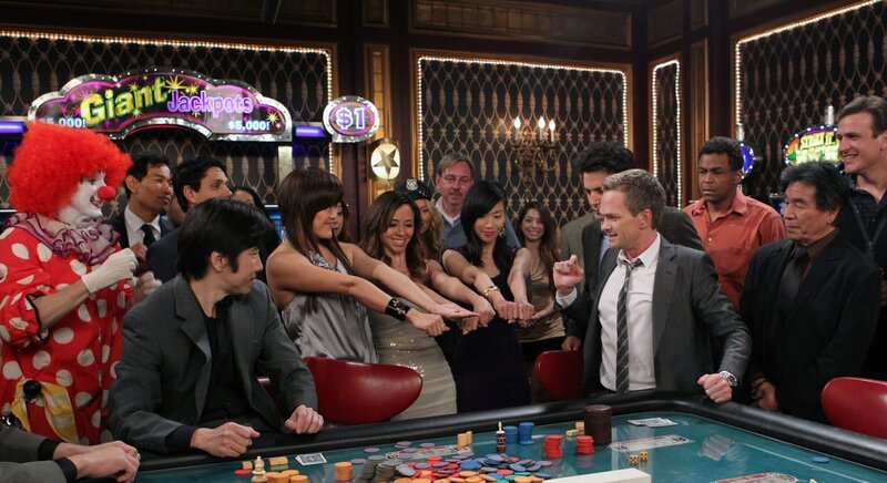 Erlebt einen ganz besonderen Abend: Barney (Neil Patrick Harris, 4.v.r.) … – Bild: Sonja Flemming /​ CBS /​ CBS ENTERTAINMENT /​ © 2013 CBS Broadcasting, Inc. All Rights Reserved.