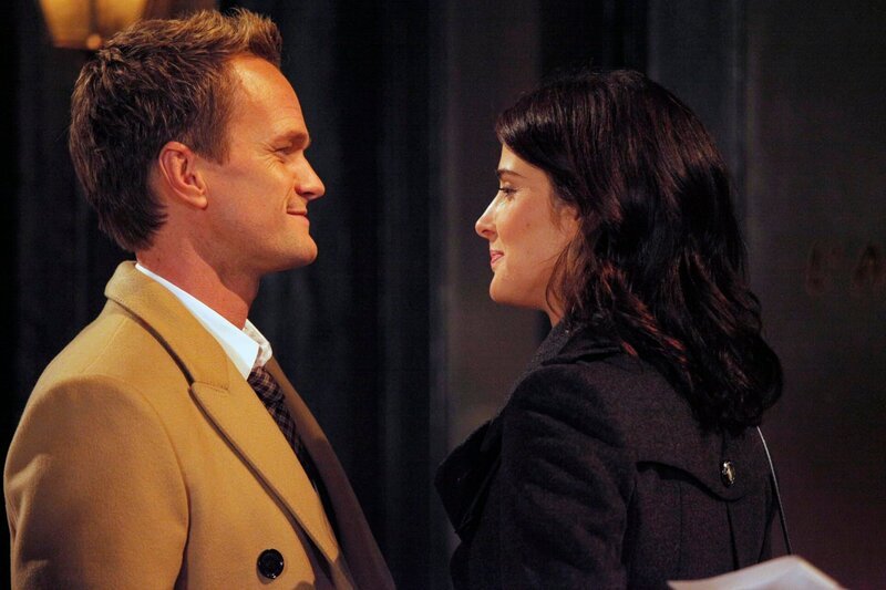 Während sich Lily und Marshall nach etwas Zeit sehnen, die sie alleine verbringen können, steht Barney (Neil Patrick Harris, l.) Robin (Cobie Smulders, r.) bei … – Bild: Richard Cartwright /​ CBS /​ CBS ENTERTAINMENT /​ ©2012 CBS Broadcasting, Inc. All Rights Reserved.