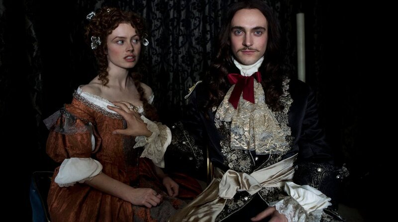 L-P: Louise de La Vallière (Sarah Winter) Louis XIV (George Blagden) – Bild: WDR/​Tibo & Anouchka/​Capa Drama/​Zodiak Fiction/​Incendo/​Canal+