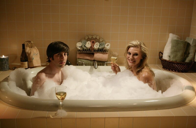 Howard (Simon Helberg, l.) phantasiert in seinen Tagträumen von Katee Sackhoff (Katee Sackhoff, r.), Star aus Battlestar Galactica, mit der er ein fiktives Date in seiner Badewanne hat … – Bild: HBOH