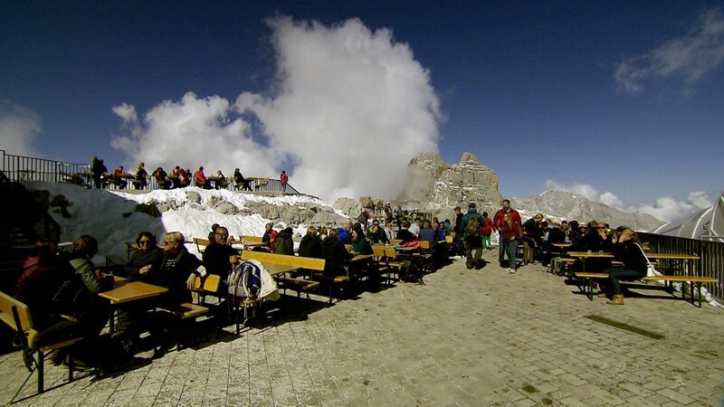 Der Dachstein ist mit der Gondel leicht zu erreichen und lockt Ausflügler an, die vom Gasthaus aus das Bergpanorama genießen. – Bild: BR, ORF / BR/ORF Der Dachstein ist mit der Gondel leicht zu erreichen und lockt Ausflügler an, die vom Gasthaus aus das Bergpanorama genießen. – Bild: BR, ORF / BR/ORF