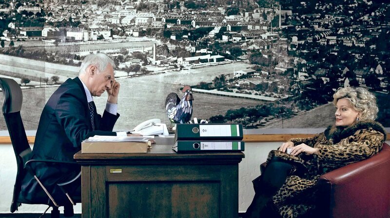 Eddie (Bruno Jonas) und Lotti (Marion Mitterhammer) verhandeln über eine Zusammenarbeit, aber es gibt Uneinigkeit über die Beschaffenheit der Geschäftsbeziehung. – Bild: MDR/​Rokonstreetfilm