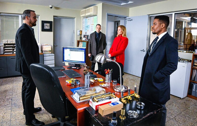 (v.l.n.r.) Hernan Zielenko (Robert Neary), Sherlock Holmes (Jonny Lee Miller); Joan Watson (Lucy Liu); Detective Marcus Bell (Jon Michael Hill) – Bild: CBS Broadcasting, Inc.