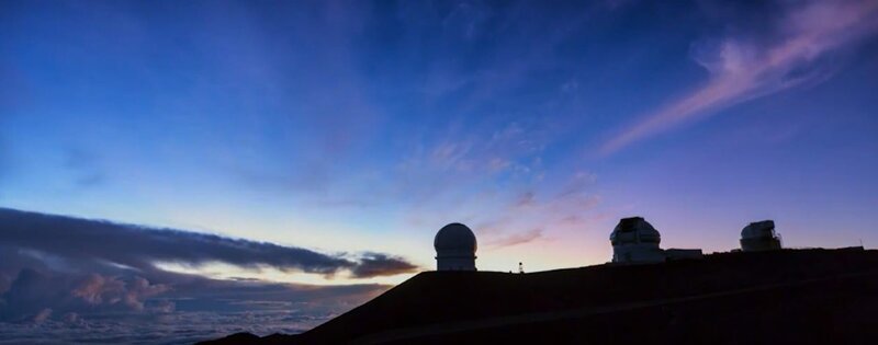 Drei Teleskope, die den Himmel beobachten und Daten aufnehmen. – Bild: ZDF und Phil Barthrop./​Phil Barthrop
