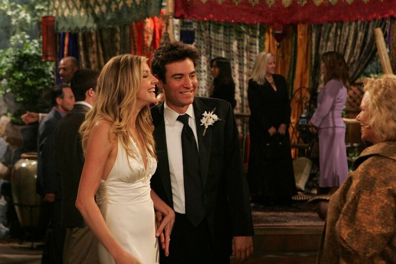 Da Stellas Schwester drei Tage vor ihrer Hochzeit der Bräutigam abhanden gekommen ist, übernehmen Stella (Sarha Chalke, l.) und Ted (Josh Radnor, M.) kurzfristig den Termin. Ob das eine gute Idee war? – Bild: CBS ENTERTAINMENT /​ CBS /​ ©2008 CBS BROADCASTING INC. ALL RIGHTS RESERVED. /​ MONTY BRINTON