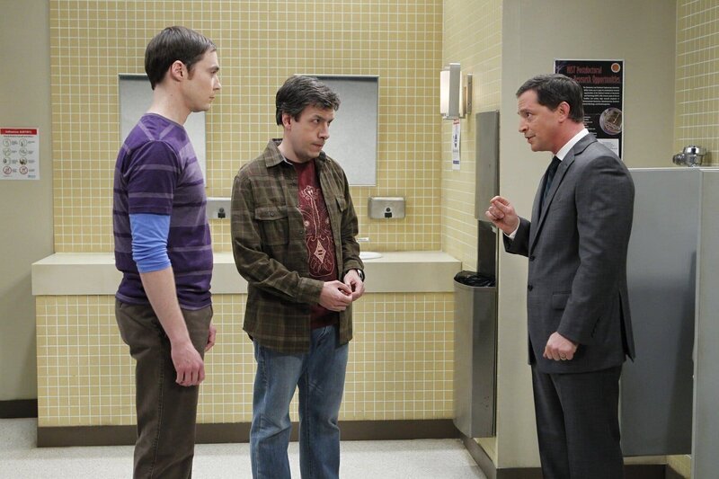 President Siebert (Joshua Malina, r.) teilt Sheldon (Jim Parsons, l.) und Kripke (John Ross Bowie, M.) mit, dass ein Büro in der Universität frei wird. Ein erbitterter Kampf darum beginnt zwischen den beiden … – Bild: Warner Bros. Television Lizenzbild frei