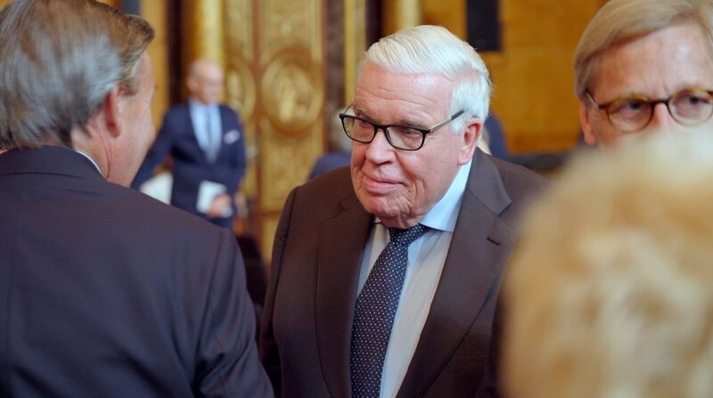 Klaus-Michael Kühne gehört zu den drei reichsten Deutschen und spendet viel Geld in seiner Heimatstadt Hamburg. Seinen Wohnsitz hat der Milliardär allerdings im Steuerparadies Schweiz. – Bild: ZDF und NDR/Filme & Consorten/Ingo Mende. Klaus-Michael Kühne gehört zu den drei reichsten Deutschen und spendet viel Geld in seiner Heimatstadt Hamburg. Seinen Wohnsitz hat der Milliardär allerdings im Steuerparadies Schweiz. – Bild: ZDF und NDR/Filme & Consorten/Ingo Mende.