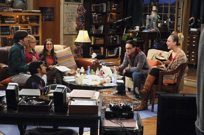 Haben viel Spaß miteinander: Leonard (Johnny Galecki, 2.v.r.), Penny (Kaley Cuoco, r.), Howard (Simon Helberg, l.), Bernadette (Melissa Rauch, 2.v.l.), Amy (Mayim Bialik, 4.v.l.) und Rajesh (Kunal Nayyar, 3.v.l.) … – Bild: Warner Bros. Television Lizenzbild frei